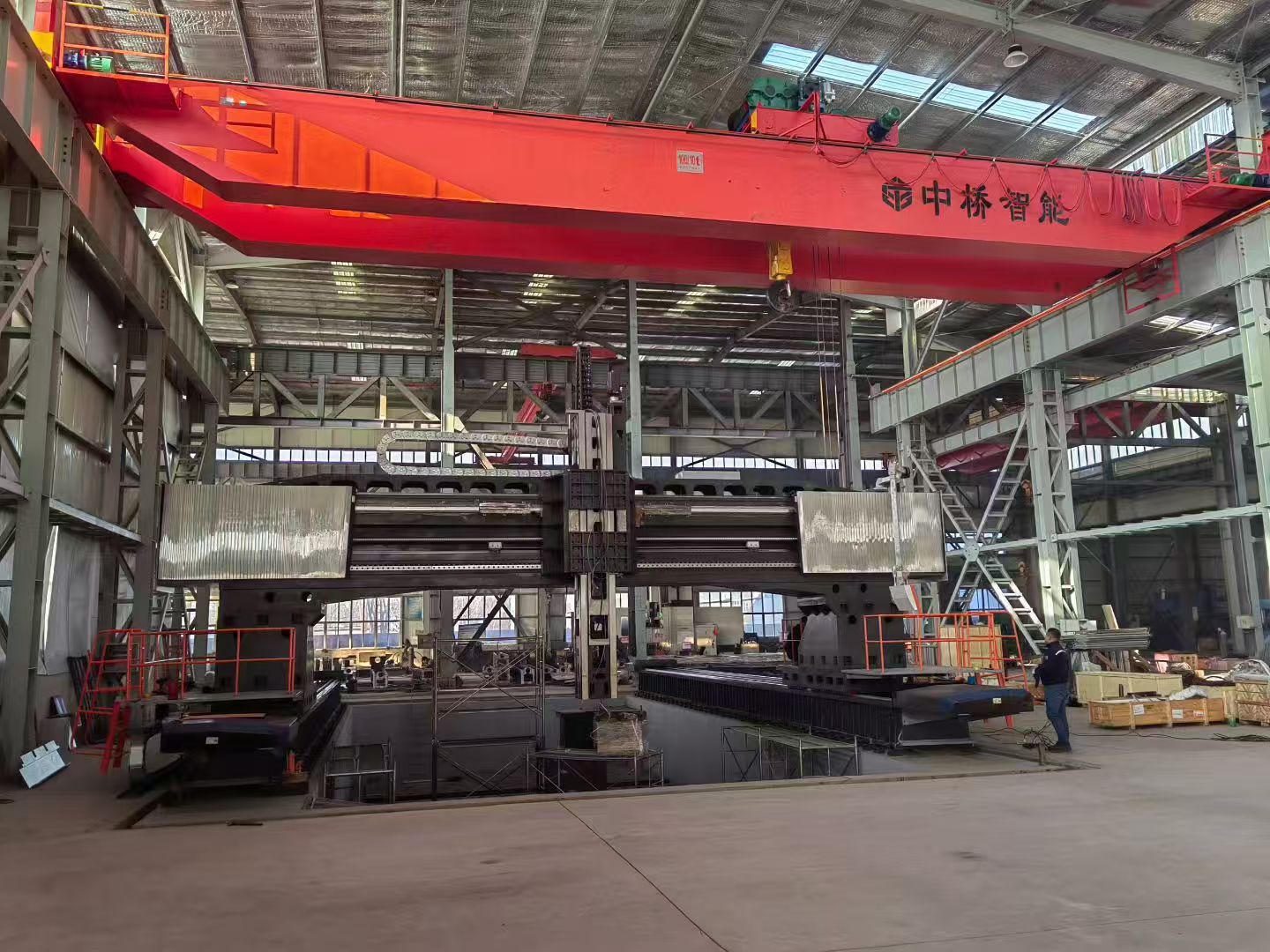 Zobacz, jak pomyślnie zmontowano masywne bramowe centrum obróbcze CNC.