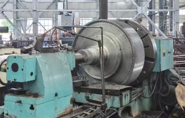 W jaki sposób można rozwiązać wyzwania związane z obróbką dużych, wykonanych na zamówienie komponentów? Wytrzymałe tokarki poziome Tangshan Yuexin Machinery umożliwiają precyzyjną obróbkę dużych części.